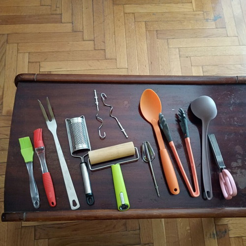 Kitchen utensils set like new, various tools