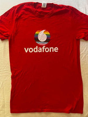 Vodafone Pride Gildan T-Shirt medium used, red