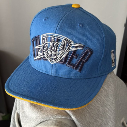 Vintage Adidas Originals NBA Oklahoma City Thunder Snapback cap near mint