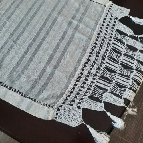 Table runner with fringes like new