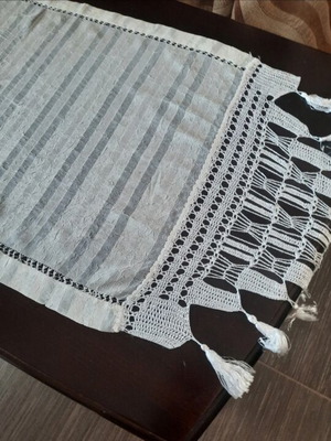 Table runner with fringes like new