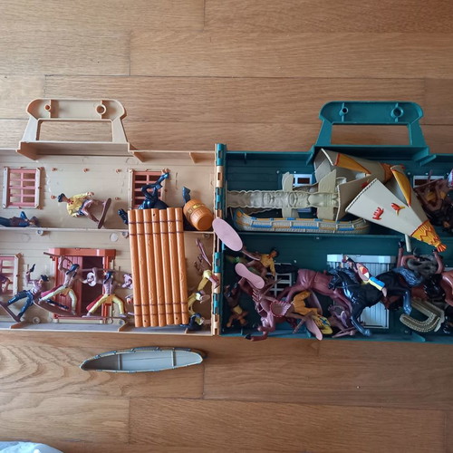 Saloon with cowboy and indian action figures like new, collectible