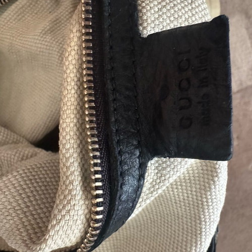 Gucci leather shoulder bag like new, black with chain strap