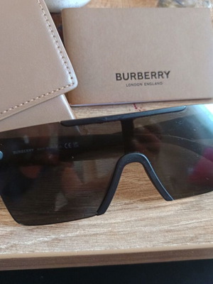 Γυαλιά ηλίου Burberry σχεδόν καινούργια