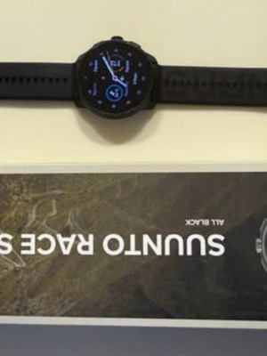 Suunto Race S έξυπνο ρολόι σε All Black