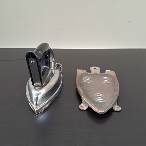 Vintage electric iron with base like new