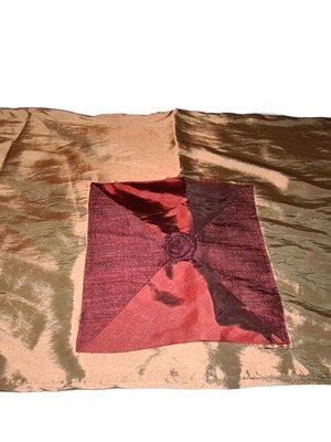 Bed cover like new with 2 pillowcases