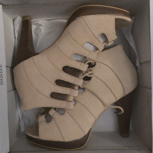 Leather women's shoes size 38 like new, beige sandals platforms