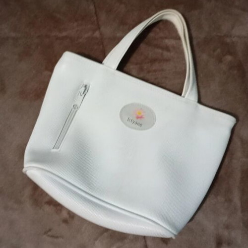 White shoulder handbag used