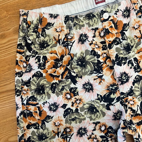 Levi's floral bermuda shorts XL like new, multicolor