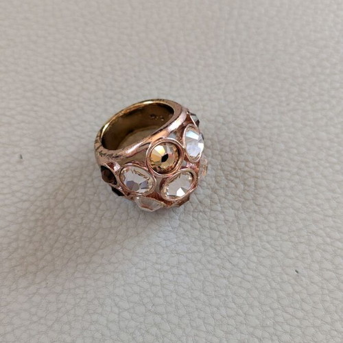 Gold cocktail ring like new with white stones made of steel