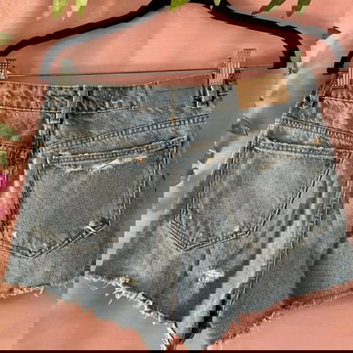 Zara Trafaluc σκισμένα μπλε τζιν σορτς με εφαρμογή ροζ και κουμπί, μέγεθος 8