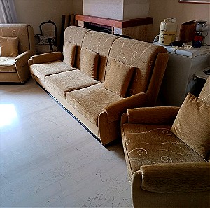 Μεγάλος καναπές και δύο μεγάλες πολυθρόνες.