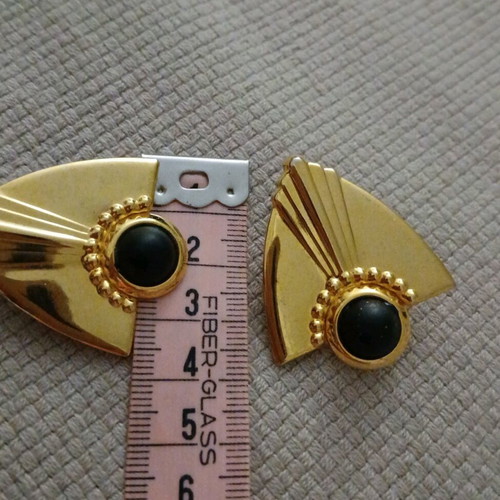 Vintage clip earrings with black stone like new, gold tone