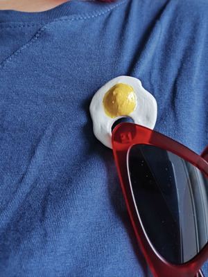Fried Egg Brooch Glasses Holder new, white and yellow