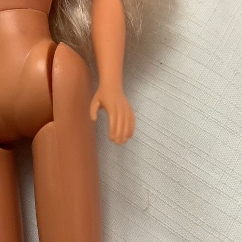Doll used with one detachable leg, clean and fragrant hair
