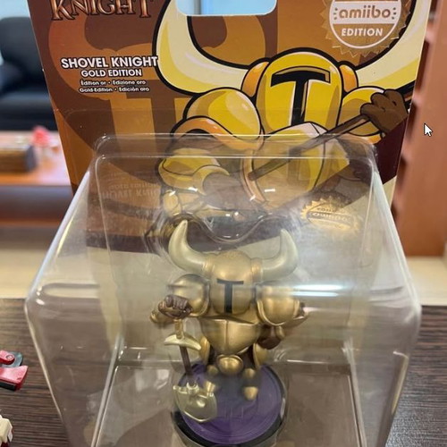 Amiibo Nintendo Collection with Shovel Knight Gold Edition and 3 Figures