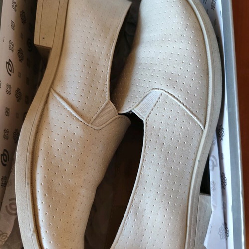 Plato slip-on loafers size 40 cream color like new