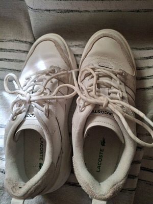 Sneakers Lacoste μεταχειρισμένα, λευκά με σουεντ λεπτομέρειες, μέγεθος 38