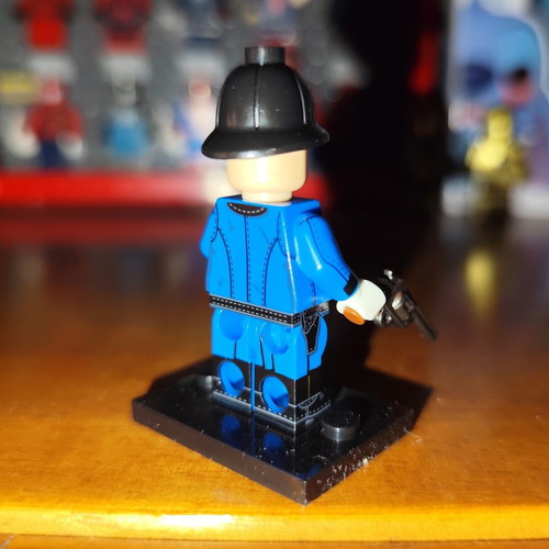 Police Officer minifigure from Red Dead Redemption 2 like new with stand and pistol