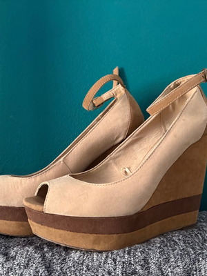 Bershka tricolor platform sandals size 39, beige and brown