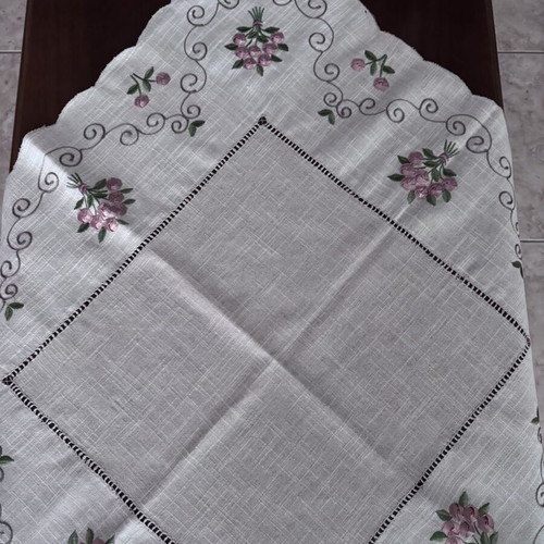 Square table linen with pink flowers new condition 86x86 cm