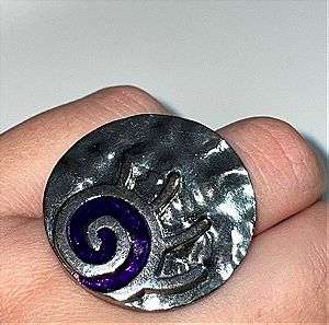 Δαχτυλίδι ασημί με μωβ λεπτομέρεια