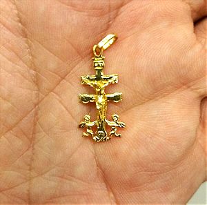 Πωλειται μοναδικος χρυσος 18 ct σταυρος , βαρους 1,5 γρ. 29χ13 mm. Μοναδικος σταυρος με αγγελους.