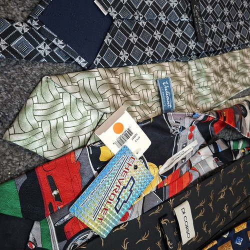 Branded men's ties like new, pack of 13 pieces