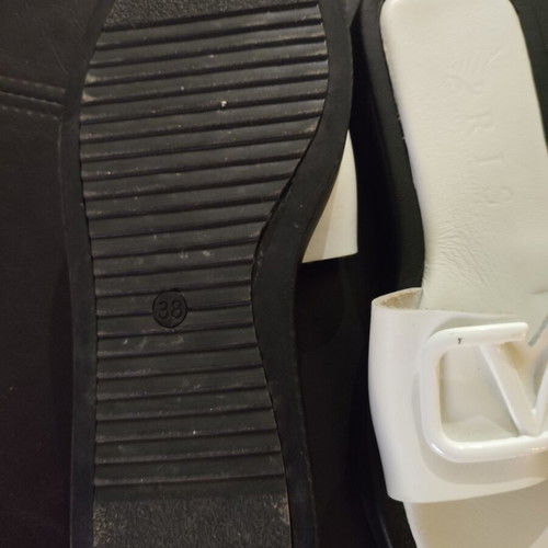 Iris white leather slippers like new, size 38-38.5, black sole