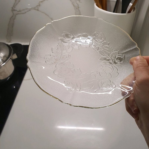 Transparent plates with embossed flowers and gold rim, like new, pack of 5
