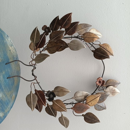 Decorative wreath used, tricolor