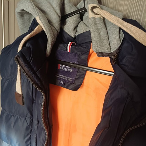 On sleeveless hooded jacket, blue and orange, XL