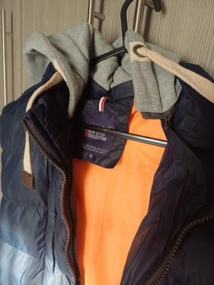 On sleeveless hooded jacket, blue and orange, XL