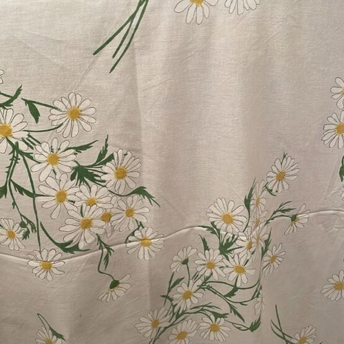 Square tablecloth like new with daisies and green trim