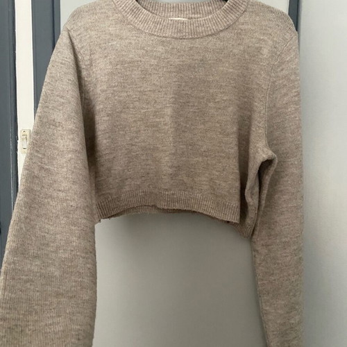 H&M cropped knit sweater size M like new, beige