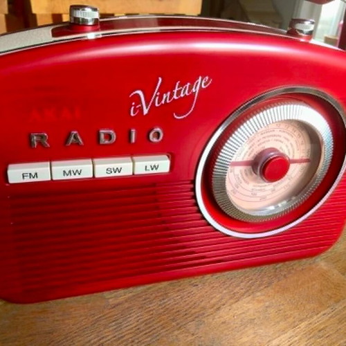 Akai i-Vintage radio like new, red wood effect