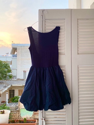 Μινι φόρεμα Stradivarius σκούρο μπλε εξώπλατο με balloon φούστα σαν καινούργιο