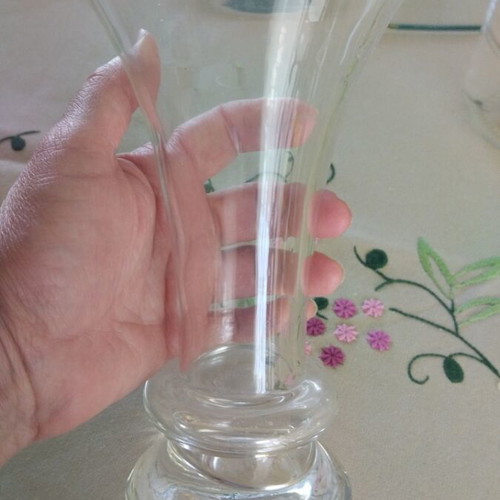 Leonardo glass vase like new with stem base and conical opening