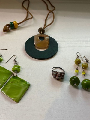 Jewelry in shades of green in very good condition