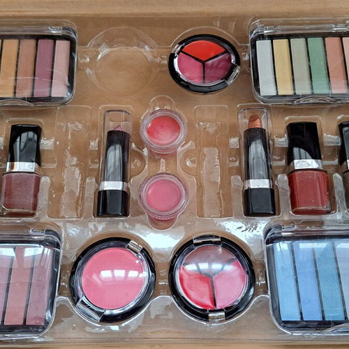 Make up case like new with full makeup set