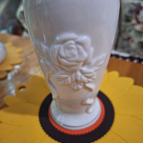 Porcelain vases with embossed roses and gilded edges, like new, set of two
