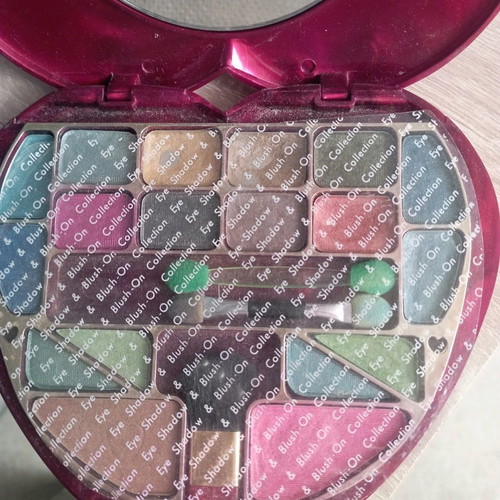 Casuelle eyeshadow and blush palette used