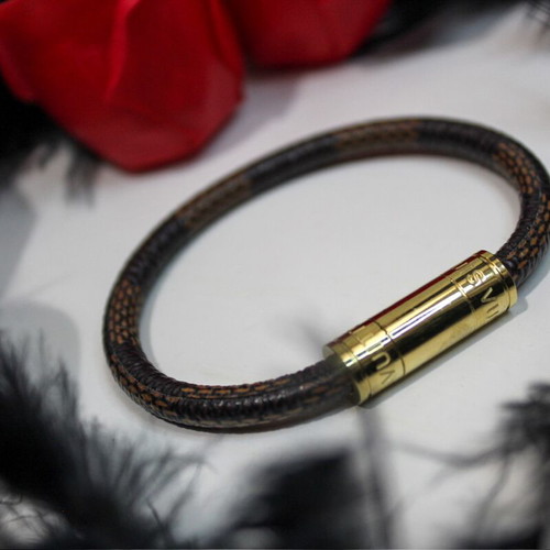 Bracelet with magnetic clasp in three colors, like new