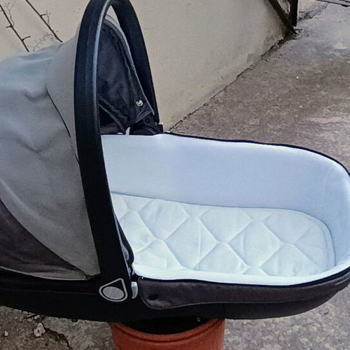 3-in-1 stroller like new, includes carrycot and car seat set
