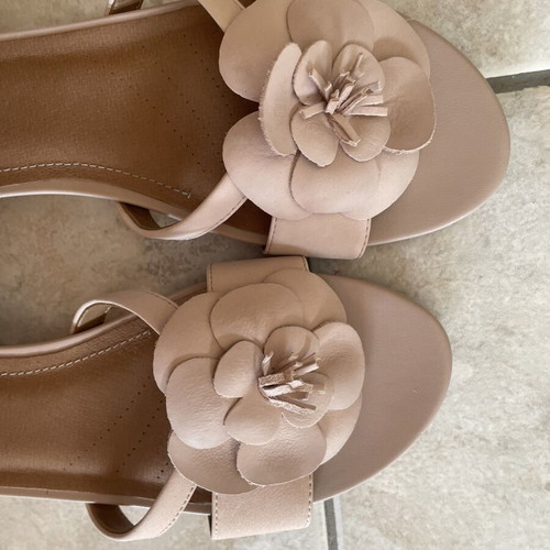 Clarks women's leather sandals with flower, beige nude, size 41