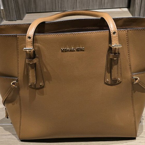 Michael Kors Voyager shoulder bag tan like new
