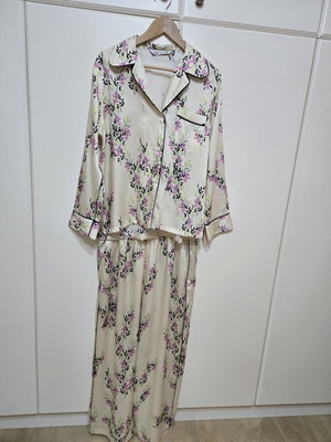 Zara σετ πυτζάμας floral σαν καινούργιο, παντελόνι large, πουκάμισο medium