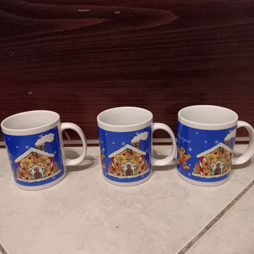 Set of 3 Christmas mugs like new