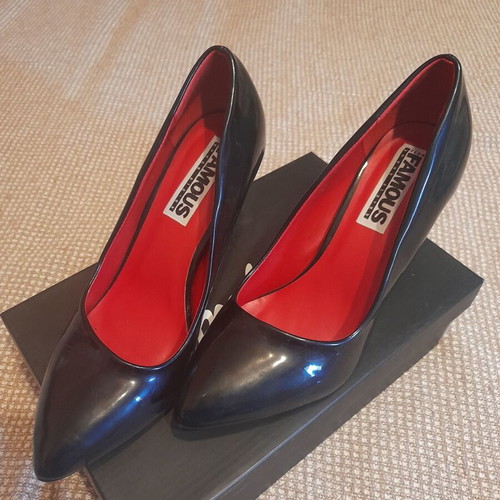 Famous Shoes black patent pumps size 37 like new